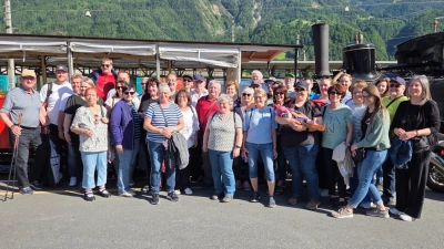 Die Reisegruppe vor der Dampflok in Jenbach  (Bild: Trudi Nill )