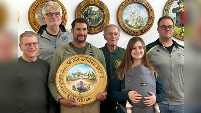 Die erfolgreichen Schützen und Leonora von links nach rechts:<br>Reinhard Eichler, 3. Patz, Dr. Johann Kaußler, 1. Schützenmeister, Martin Vogel, 1. Platz, Rudi Pelikan, Ehrenmitglied, Leonora Groß mit Sohn Luis, 3. Platz und Lukas Spachtholz, 1. Schießleiter. (Bild: Johann Dr. Kaußler)