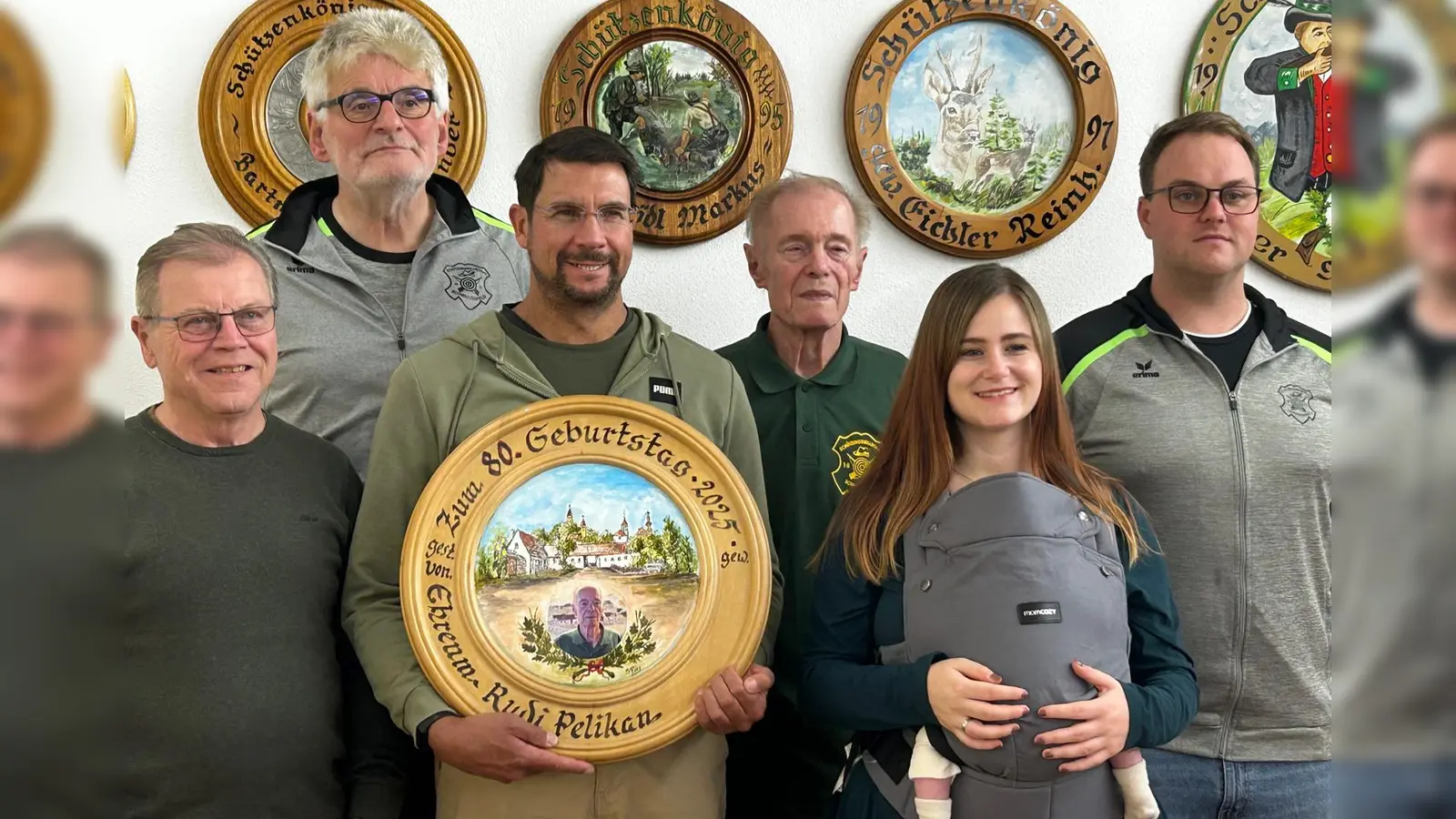 Die erfolgreichen Schützen und Leonora von links nach rechts:<br>Reinhard Eichler, 3. Patz, Dr. Johann Kaußler, 1. Schützenmeister, Martin Vogel, 1. Platz, Rudi Pelikan, Ehrenmitglied, Leonora Groß mit Sohn Luis, 3. Platz und Lukas Spachtholz, 1. Schießleiter. (Bild: Johann Dr. Kaußler)