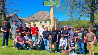 Bürgermeister Adrian Käß (stehend, Fünfter von rechts) dankte den Frauenreuther Sportschützen und den Unterstützern für die mittlerweile über 60-jährige Tradition des alljährlichen Maibaumaufstellens.  (Bild: Bernhard Schultes)