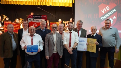 Im Bild, von links nach rechts:<br>Michael Heldwein, Andreas Malzer, Max Fenzl, Thomas Graml, Dr. Alfred Scheidler, Christian Schwamberger, Martin Freundl, Josef Hubmann, Josef Häring, Michael Schedl (Bild: Martin Gleißner)