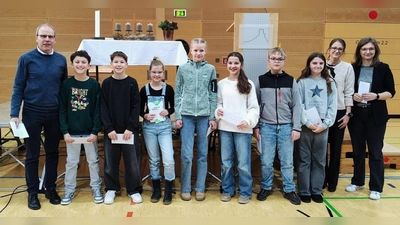 Büchergutscheine und Urkunden, überreicht von Schulleiter Ludwig Pfeiffer (links), sind der Lohn beim Vorlesewettbewerb 2025 am Ortenburg-Gymnasium.  (Bild: Georg Lang)