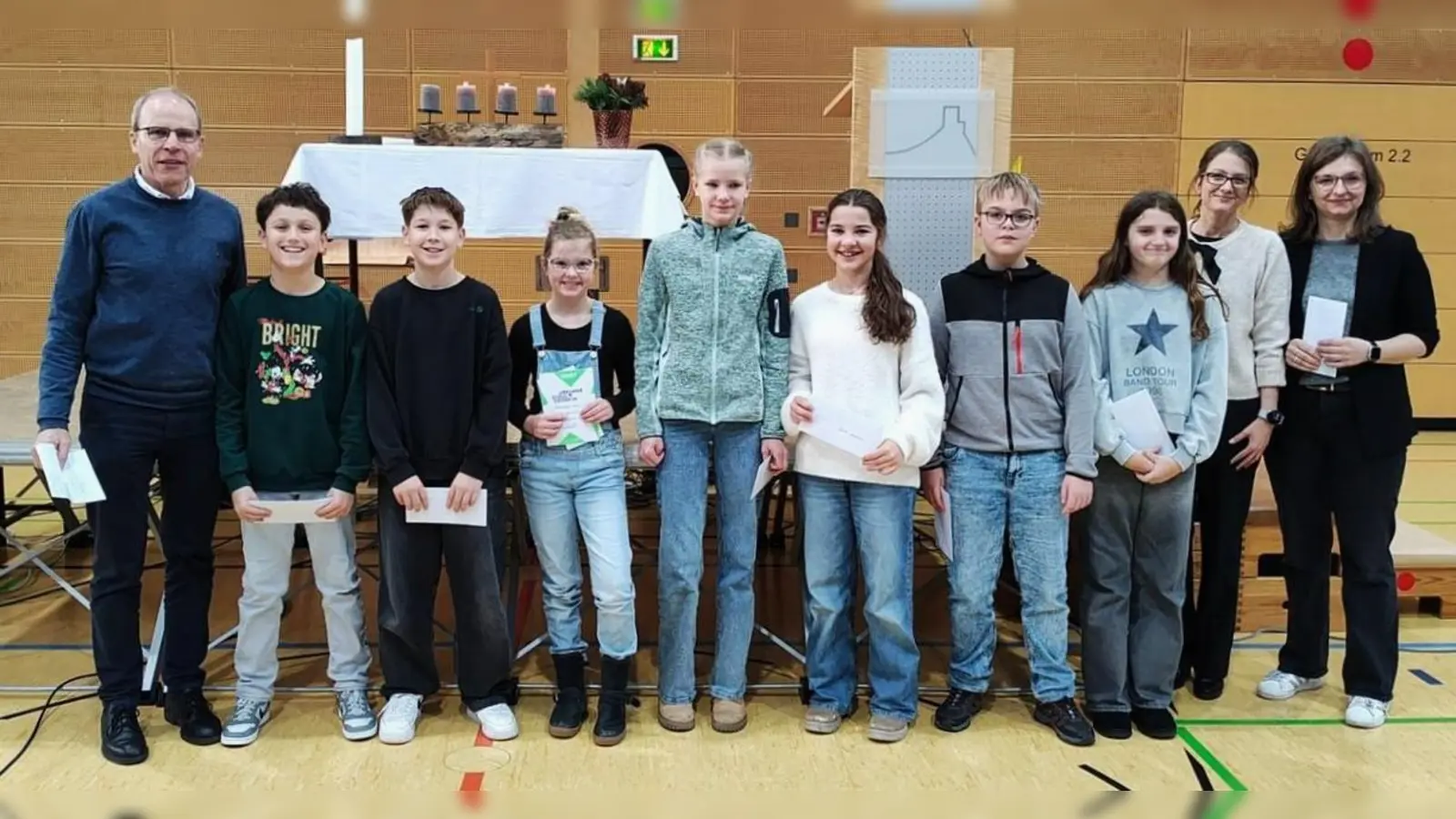 Büchergutscheine und Urkunden, überreicht von Schulleiter Ludwig Pfeiffer (links), sind der Lohn beim Vorlesewettbewerb 2025 am Ortenburg-Gymnasium.  (Bild: Georg Lang)