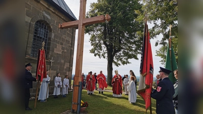 Das erneuerte Jubiläumskreuz wird durch Erzbischof emer. Ludwig Schick im Beisein der Mitzelebranten und der Vereine geweiht und gesegnet.  (Bild: Herbert Ziegler)