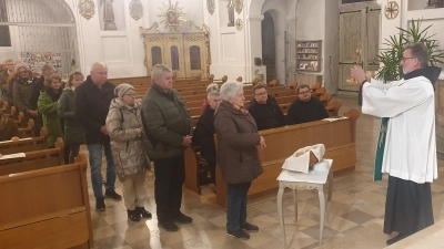 Guardian Pater Stanislaus segnete die Gläubigen mit der Elisabethreliquie und verteilte Elisabethbrote.  (Bild: Martin Staffe)