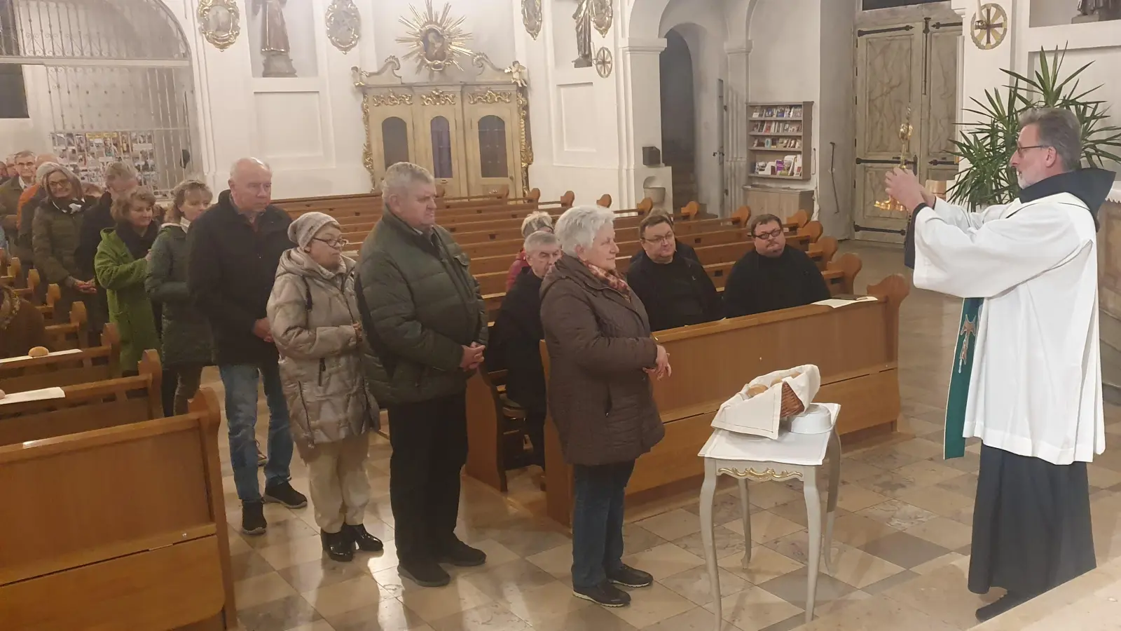 Guardian Pater Stanislaus segnete die Gläubigen mit der Elisabethreliquie und verteilte Elisabethbrote.  (Bild: Martin Staffe)