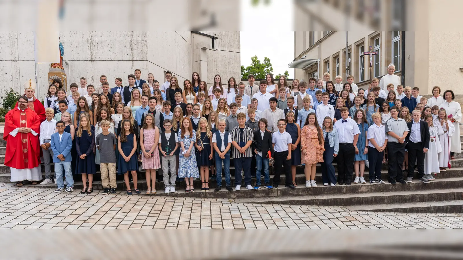 Gruppenbild der Neugefirmten mit liturgischem Dienst (Bild: Foto Ott)