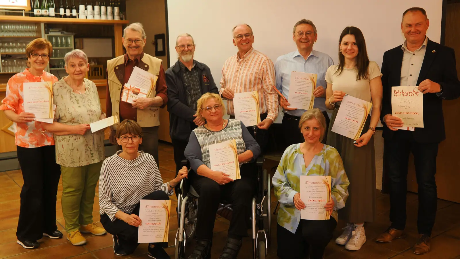 Geehrte Gründungsmitglieder: Von links - hinten: Irmi Steinbacher, Gisela Kastner, Willi Kastner, 2. Vorsitzender Jürgen Gruber, Tomas Bauer, Josef Gilch, Marie Gilch, Bürgermeister Erich Meidinger für 10 Jahre Mitgliedschaft. Reihe vorne: Conny Gilch, Sieglinde Bauer, Petra Sperl.<br> (Bild: Paul Böhm)