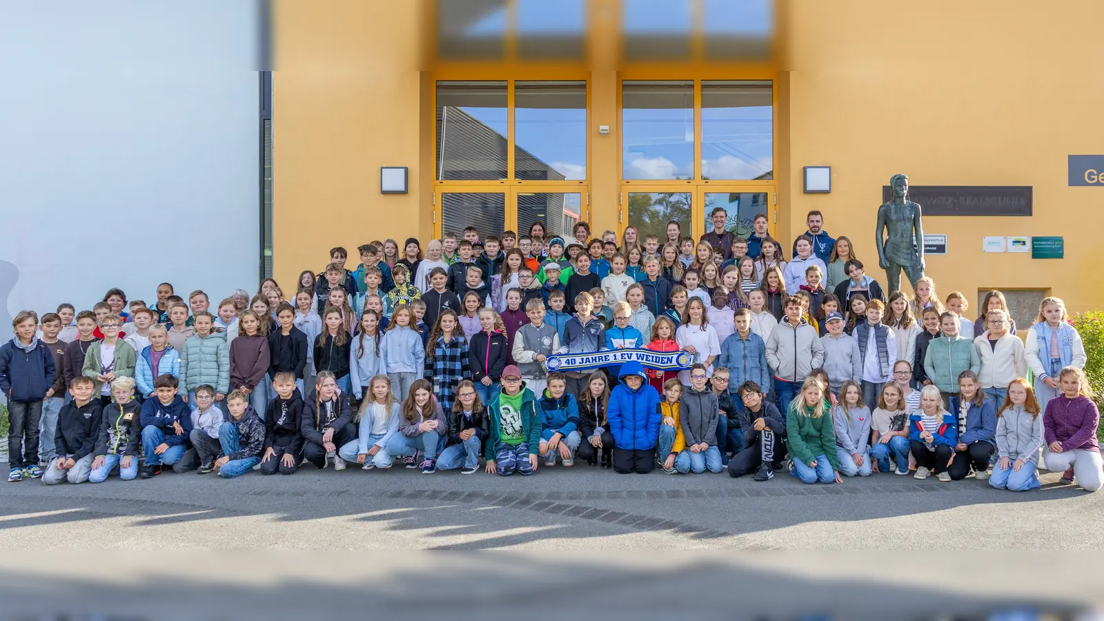Die neuen Fünftklässler der Lobkowitz-Realschule mit ihren Klassenleitern und den beiden Spielern der Blue Devils Weiden. (Bild: Tobias Neubert)