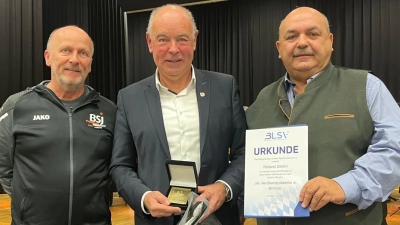 V.l. Reinhard Weber Vors. BSJ Amberg, Bgm. Roland Strehl und BLSV Kreisvorsitzender Thomas Gebele. (Bild: Peter Schuller)