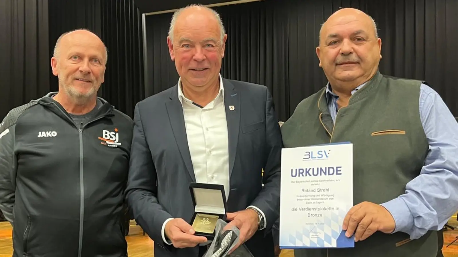 V.l. Reinhard Weber Vors. BSJ Amberg, Bgm. Roland Strehl und BLSV Kreisvorsitzender Thomas Gebele. (Bild: Peter Schuller)