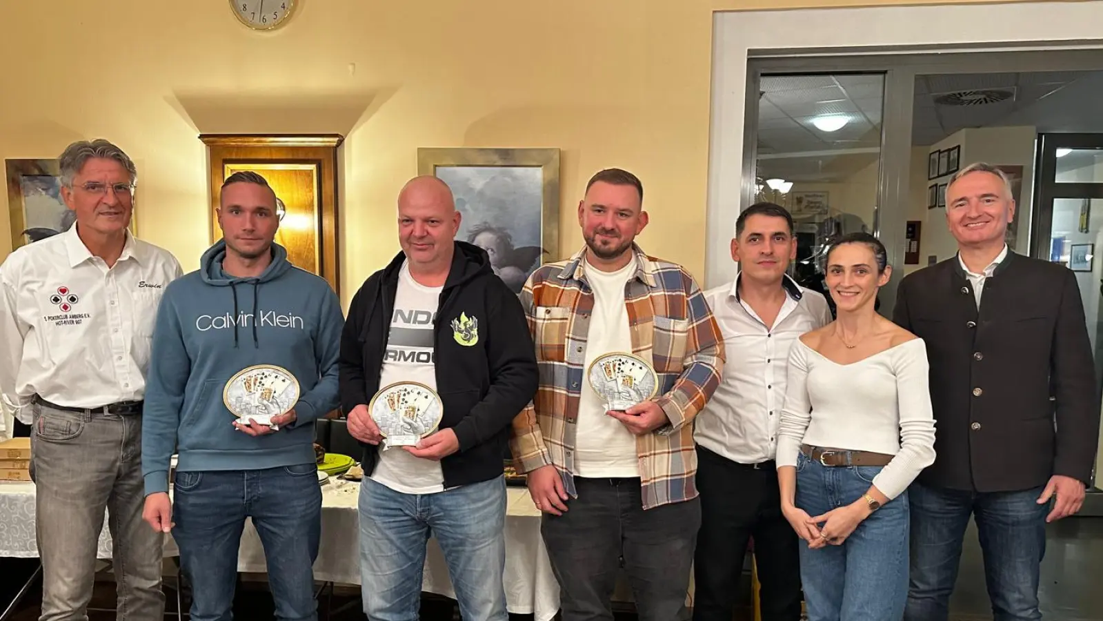 Die Siegerehrung. Im Bild v. l. n. r.: Erwin Stangl, 1. Vorstand Pokerclub Amberg, Daniel Staufer 2. Sieger Attila Pataki, 1. Sieger Czuba Prtenyslaw, 3. Sieger Gezim und Besarta Miftaraj, Wirtsehepaar „Alte Kaserne” Dr. Harald Schwartz, MdL (Bild: Eugen Bart)