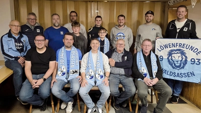 Das Vorstandsteam der Löwenfreunde, sitzend von links: Christian Heß, Markus Schwägerl, Benjamin Heller, Reinhard Heller, Klaus Birkner. Stehend von links: Josef Bauer, Werner Ernstberger, Jens Mogge, Stefan Bäumler, Valentin Spandel, Nicolas Ernstberger, Jakob Trinks, Maximilian Menzl, Lucas Ernstberger und Gerald Spandel (Bild: Markus Schwägerl)