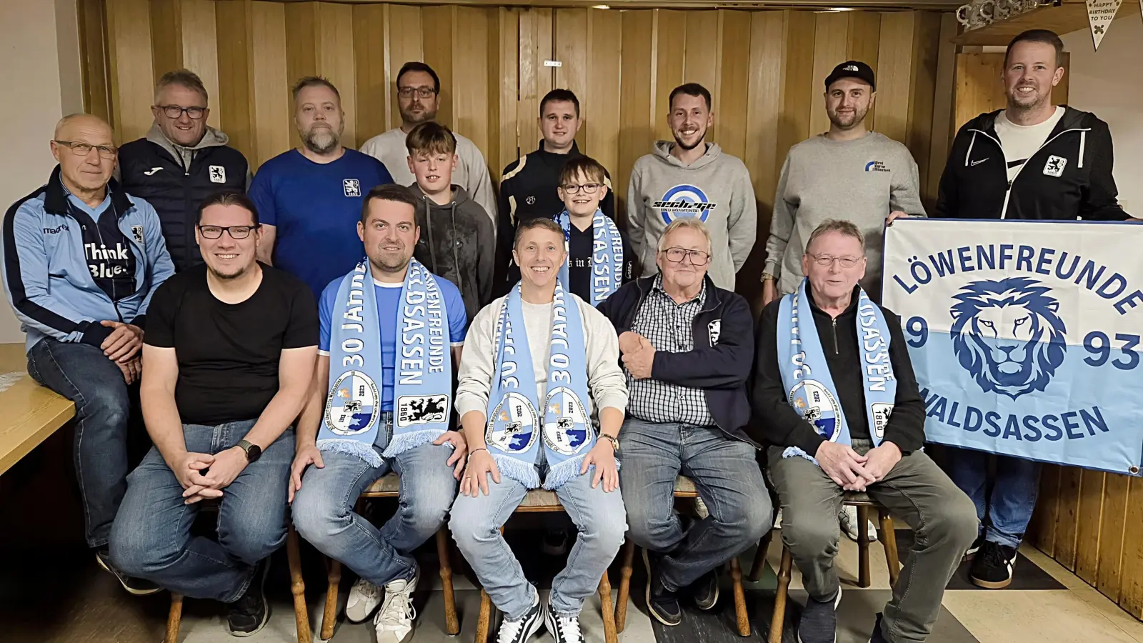 Das Vorstandsteam der Löwenfreunde, sitzend von links: Christian Heß, Markus Schwägerl, Benjamin Heller, Reinhard Heller, Klaus Birkner. Stehend von links: Josef Bauer, Werner Ernstberger, Jens Mogge, Stefan Bäumler, Valentin Spandel, Nicolas Ernstberger, Jakob Trinks, Maximilian Menzl, Lucas Ernstberger und Gerald Spandel (Bild: Markus Schwägerl)