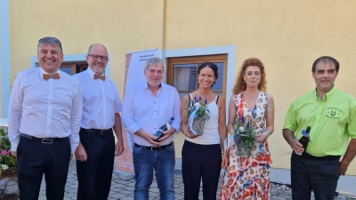 Ein Dankeschön an alle Mitwirkenden Von links nach rechts 1. Vorsitzender Jochen Kellner-Bodendörfer; Kassier Roland Wolfgang Herdegen Ulrike Bauer Jana Müller 1 Vorsitzender Hans-Peter Haas MGV Thalheim (Bild: Irmgard Süß)