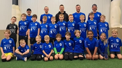 Die Spielerinnen und Spieler zusammen mit Sponsor Florian Domke und die Trainer Florian Bartels Julian Stiegler, Uli Herrmann und Klaus Herrmann. (Bild: Alexander Greitzke)
