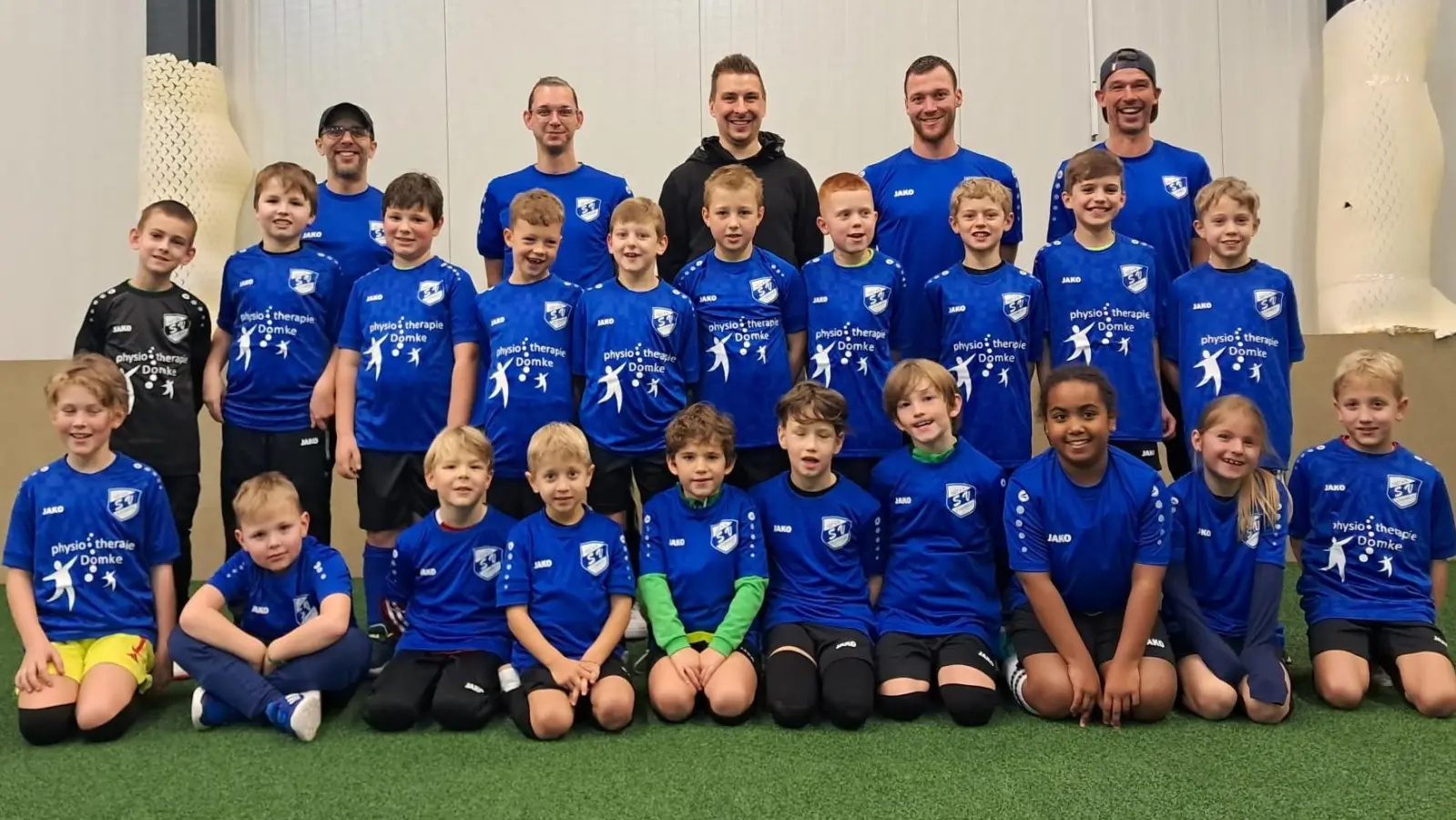Die Spielerinnen und Spieler zusammen mit Sponsor Florian Domke und die Trainer Florian Bartels Julian Stiegler, Uli Herrmann und Klaus Herrmann. (Bild: Alexander Greitzke)