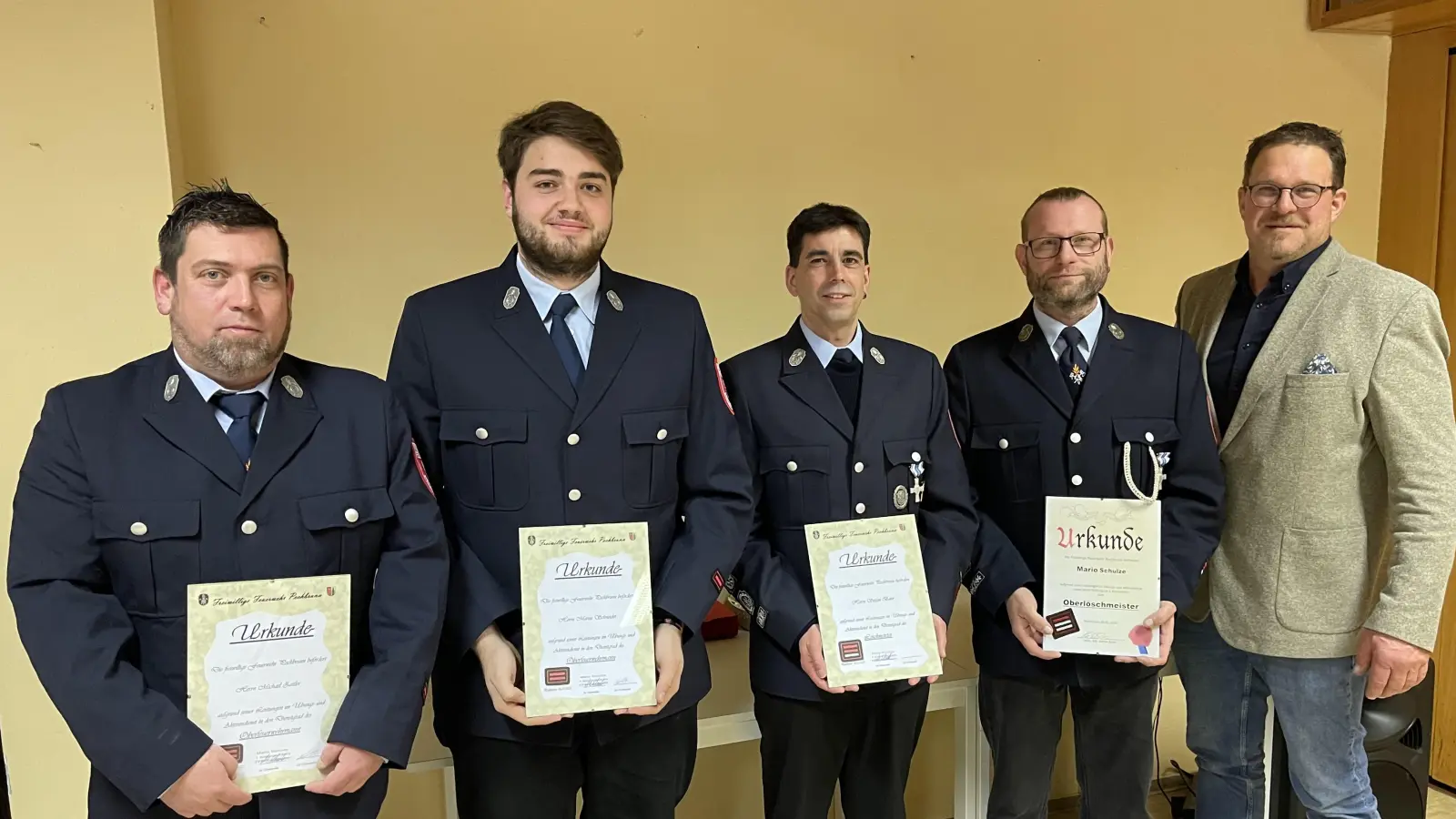 (Von rechts) Bürgermeister Stephan Schübel, Mario Schulze, Stefan Baier, Marius Schneider, Michael Zeitler. (Bild: Thomas Döhler)