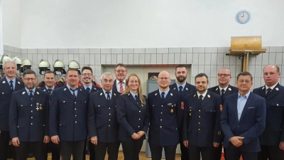 Neuwahlen stehen bei der Feuerwehr Schönlind an (von links): Zweiter Vorsitzender Wolfgang Prechtl, Markus Härtl, Andreas Hertel, Norbert Rösch, Matthias Edl, Karl Stubenvoll, Bürgermeister Hans-Martin Schertl, Erste Vorsitzende Lisa Meiler, Erster Kommandant Florian Meiler, Zweiter Kommandant Maximilian Rauch, Kreisbrandinspektor Michael Iberer, Kreisbrandrat Christof Strobl, Dritter Bürgermeister Markus Graf und Kreisbrandmeister Andreas Luber. (Bild: lia)