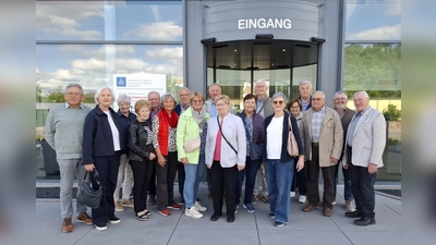 CSU Senioren vor dem Haupteingang Krankenhaus St. Barbara Schwandorf (Bild: Johann Winklmann)