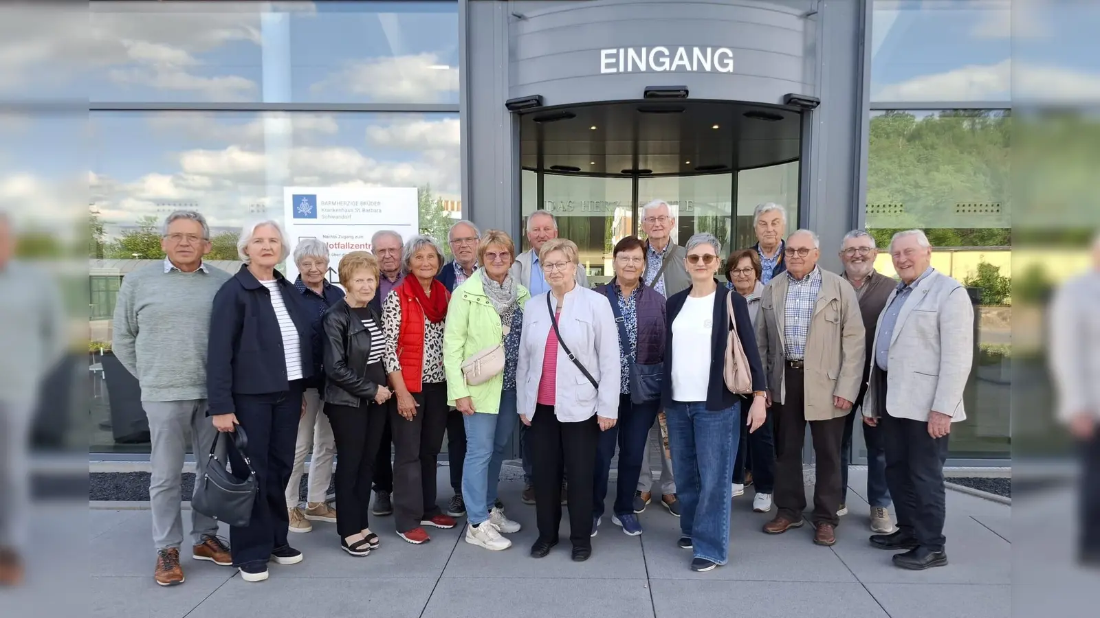 CSU Senioren vor dem Haupteingang Krankenhaus St. Barbara Schwandorf (Bild: Johann Winklmann)