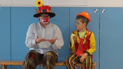 Lustige Clowns zu Besuch im Kinderhaus (Bild: Ursula Zimmermann)