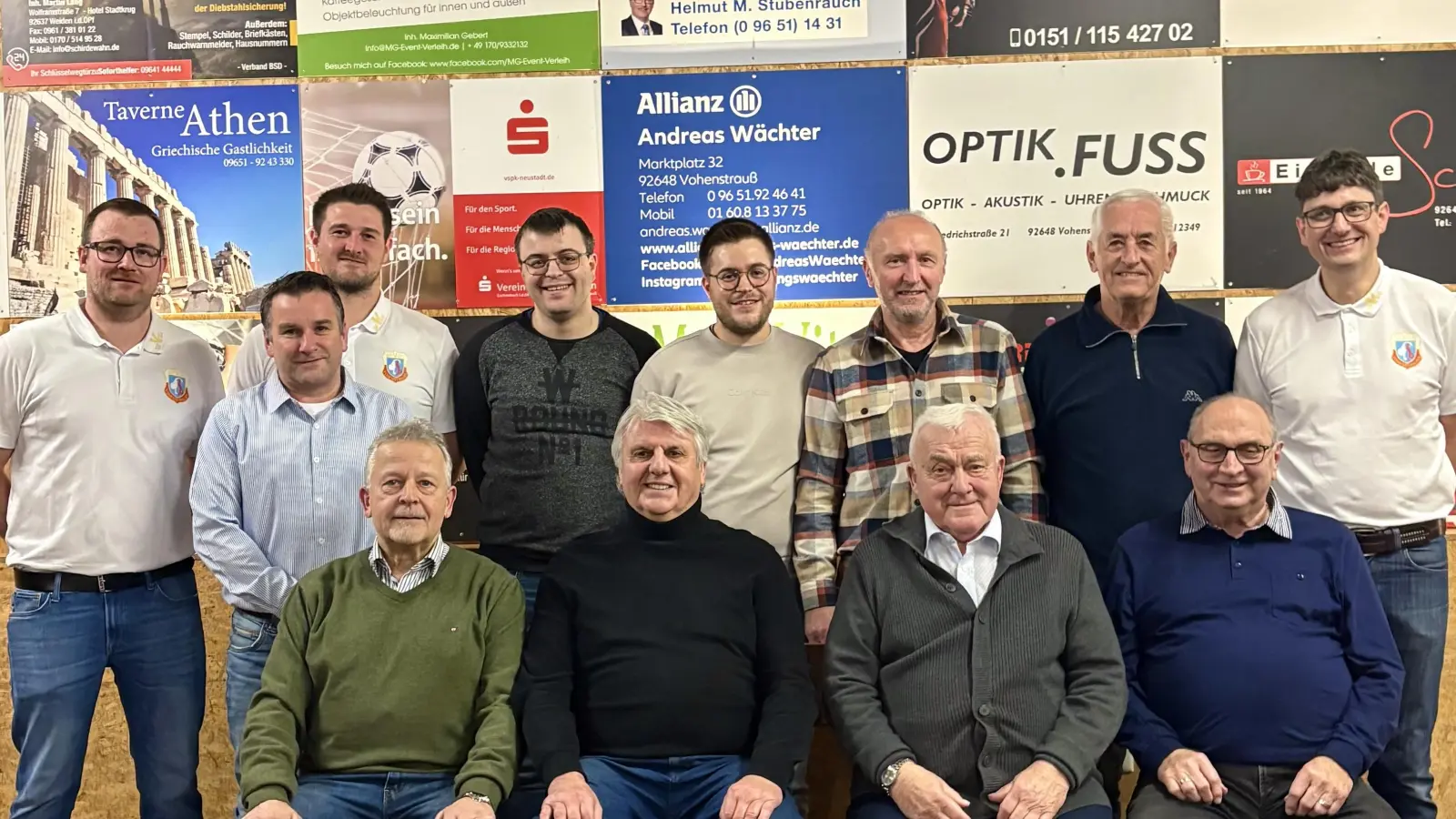 Bei der Jahreshauptversammlung geehrte Mitglieder: sitzend v.l.n.r. Johannes Reinl (50 J.), Richard Koller (60 J.), Günther Schmidt (60 J.), Werner Hofmann (60 J.), stehend v.l.n.r. Michael Riedl (1. Vorstand), Thomas Kreisl (40 J.), Waldemar Widiker (2. Vorstand), Michael Maier (25 J.), Christoph Maier (25 J.), Werner Ochantel (50 J.), Franz Gollwitzer (25 J.), Uli Münchmeier (3. Vorstand). (Bild: Christina Zehent)