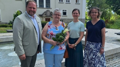 (v.l.) Landrat Hubert Schicker, Anette Monreal, Judith Renner (stv. Personalratsvorsitzende) und Personalleiterin Inge Übelacker bei der Verabschiedung. (Bild: Fabian Polster)