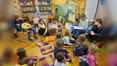 Gespannt lauschen die Kinder der Geschichte (Bild: Gabi Scharf)