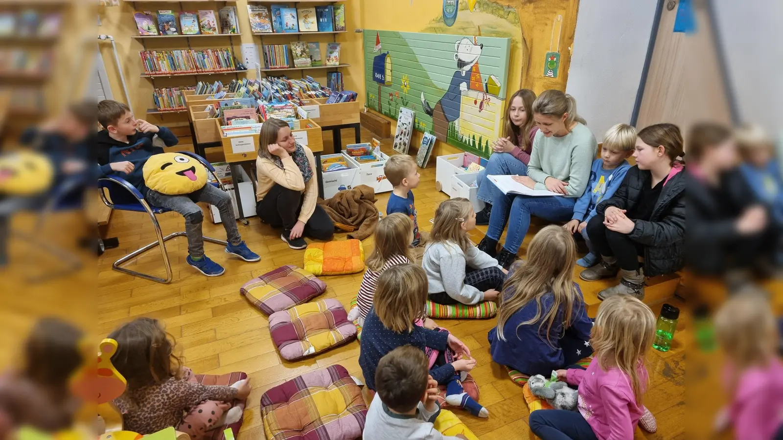 Gespannt lauschen die Kinder der Geschichte (Bild: Gabi Scharf)