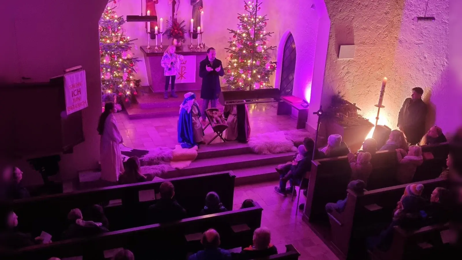 Die letzte Station des lebendigen Adventsfensters endete in der evangelischen Kirche mit einem Krippenspiel. (Bild: Stefan Fischer)
