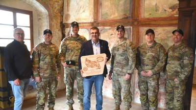 Die JMRC-Timberwolves waren zum Fare-Well-Besuch ins Rathaus zu Bürgermeister Peter Braun (Mitte) gekommen. 3.v.re. Oberstleutnant James R. Siebert, Chef der Timberwolves aus Hohenfels zusammen mit seinem Stab. Links 3. Bürgermeister Martin Bauer. 2.v.li. Executive Officer Andrew Heath.  (Bild: Bryan Gatchel)