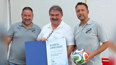 Albert Kellner (Mitte) vom BFV überreichte an die Vereinsverantwortlichen Timmy Grunewald (r.) und Stefan Eiglsperger stellvertretend eine Ehren- und Dankesurkunde für den Sportverein Vilshofen. (Bild: Sandra Eiglsperger)