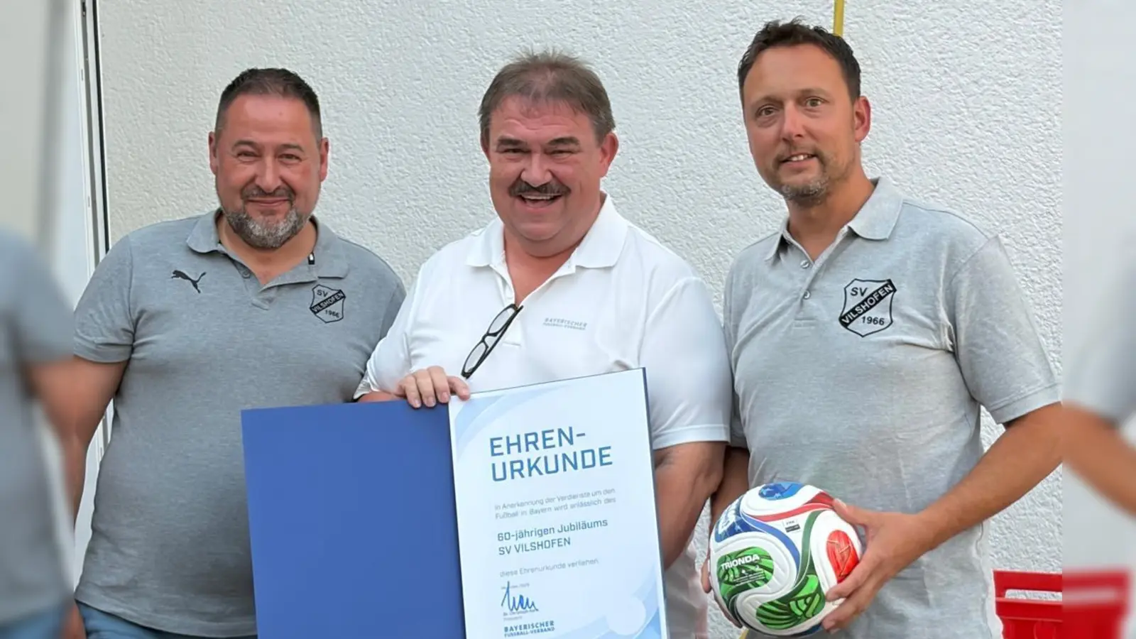 Albert Kellner (Mitte) vom BFV überreichte an die Vereinsverantwortlichen Timmy Grunewald (r.) und Stefan Eiglsperger stellvertretend eine Ehren- und Dankesurkunde für den Sportverein Vilshofen. (Bild: Sandra Eiglsperger)