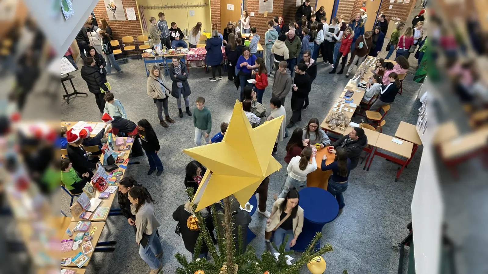 Teils in, teils vor den Klassenzimmern und auch in der Aula hatten die Schüler ihre Stände mit unterschiedlichen Angeboten aufgebaut. (Bild: Raphael Haubelt (aub))