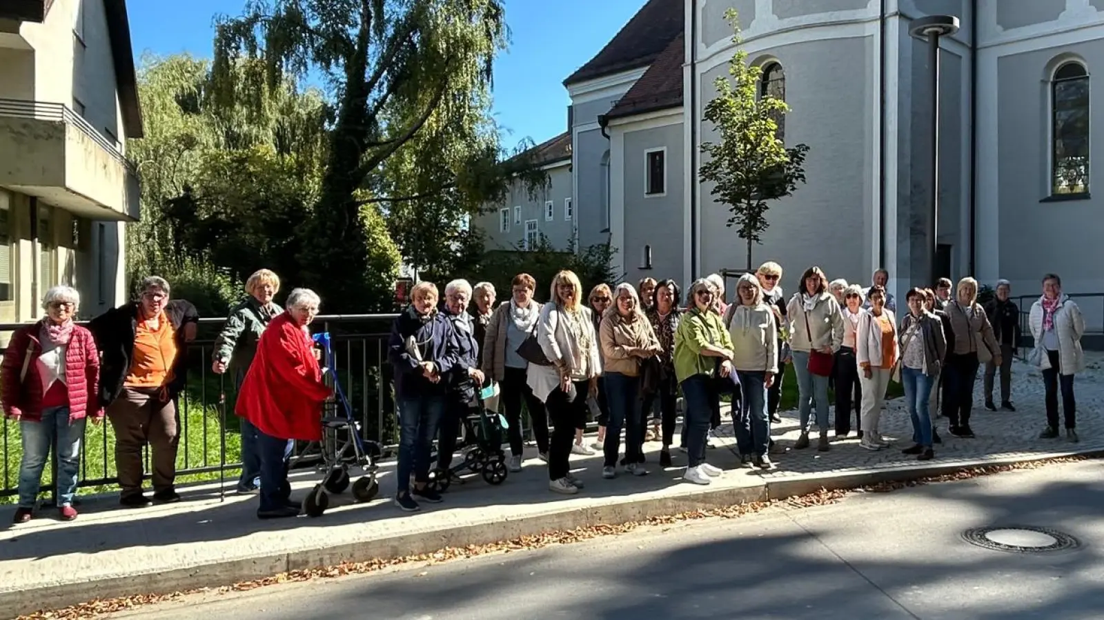 Gruppenbild vor der Pfarrkirche St. Vitus in Au in der Hallertau (Bild: Sabine Scharl)