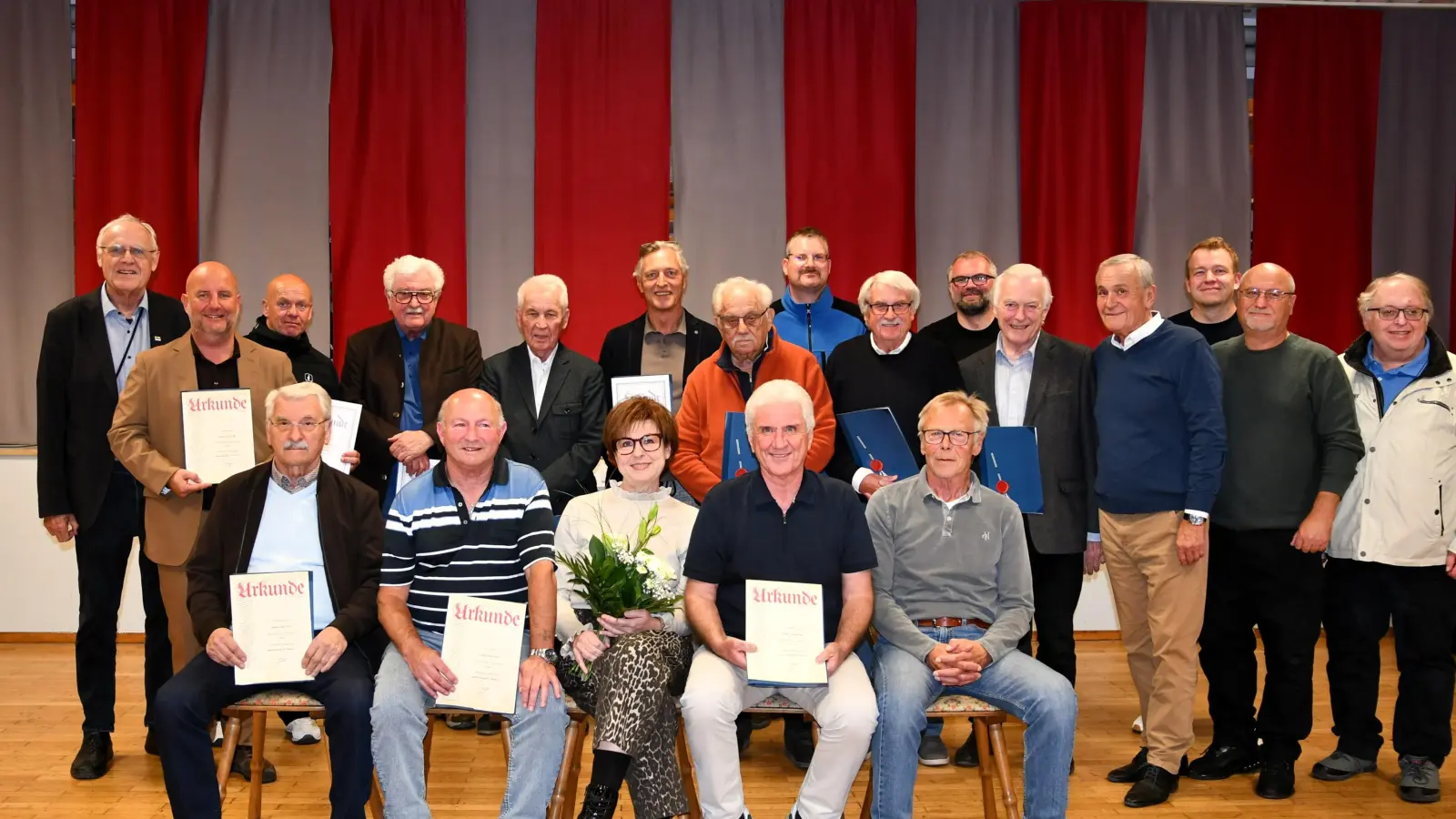 Die Geehrten und die neue Vorstandschaft der SpVgg SV Weiden.  (Bild: Dagmar Nachtigall)