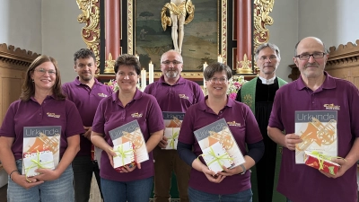 von links: Daniela Klier (40 J.), Hans Miederer (40 J.), Karin Miederer (40 J.), Reinhold Drechsler (40 J.), Barbara Beutner (40 J.), Pfarrer Andreas J. Ruhs, Karl Bäumler (55 J.) (Bild: Christine Bäumler)