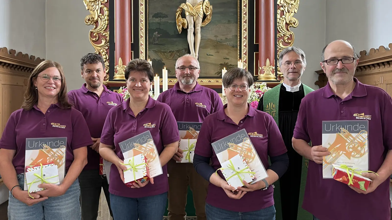 von links: Daniela Klier (40 J.), Hans Miederer (40 J.), Karin Miederer (40 J.), Reinhold Drechsler (40 J.), Barbara Beutner (40 J.), Pfarrer Andreas J. Ruhs, Karl Bäumler (55 J.) (Bild: Christine Bäumler)