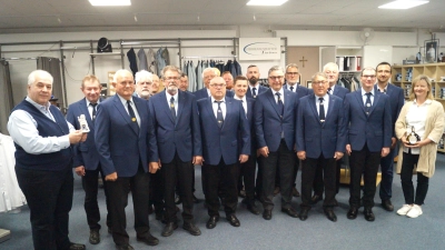 Die KSK Weihern - Stein wurde am Sonntagvormittag mit neuen Vereinsjacken eingekleidet.Vorstand Peter Schottenhaml bedankte sich bei der Familie Turban mit den BSB Löwen BSB Boxbeutel. (Bild: Hans  Schlosser)