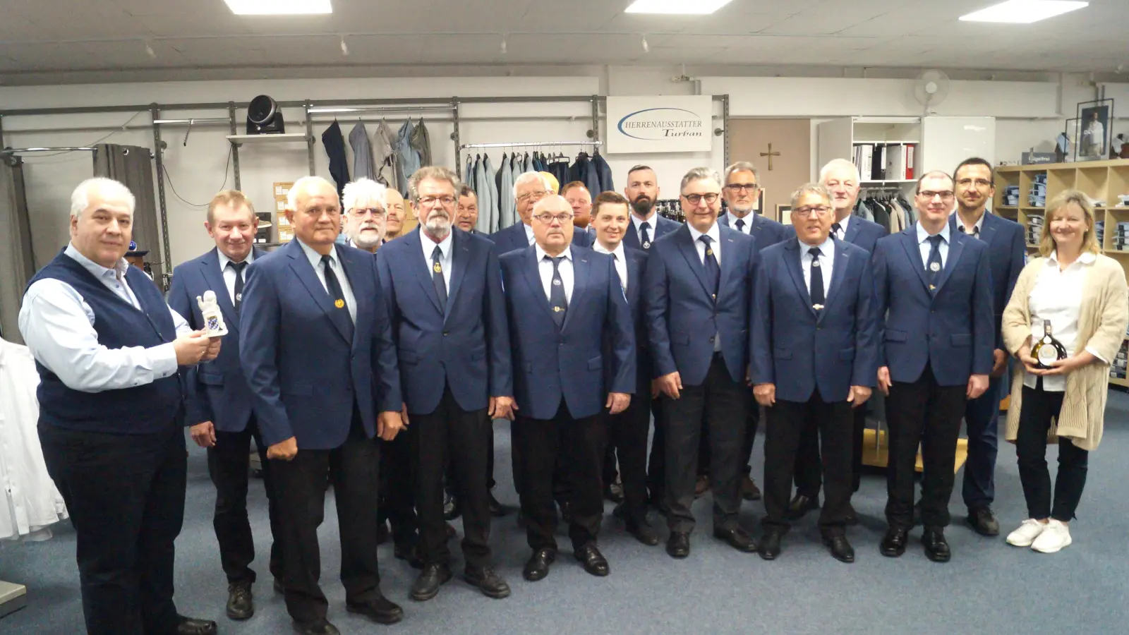 Die KSK Weihern - Stein wurde am Sonntagvormittag mit neuen Vereinsjacken eingekleidet.Vorstand Peter Schottenhaml bedankte sich bei der Familie Turban mit den BSB Löwen BSB Boxbeutel. (Bild: Hans  Schlosser)