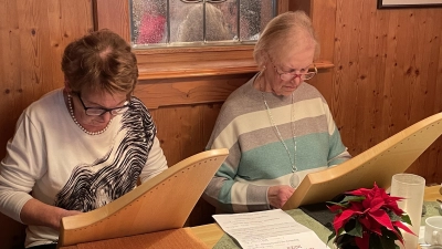 Weihnachtsfeier des OGV mit musikalischer Umrahmung durch die Veeh-Harfe-Spielerinnen Silvia Zölch und Inge Garban. (Bild: Klaus Schuster)