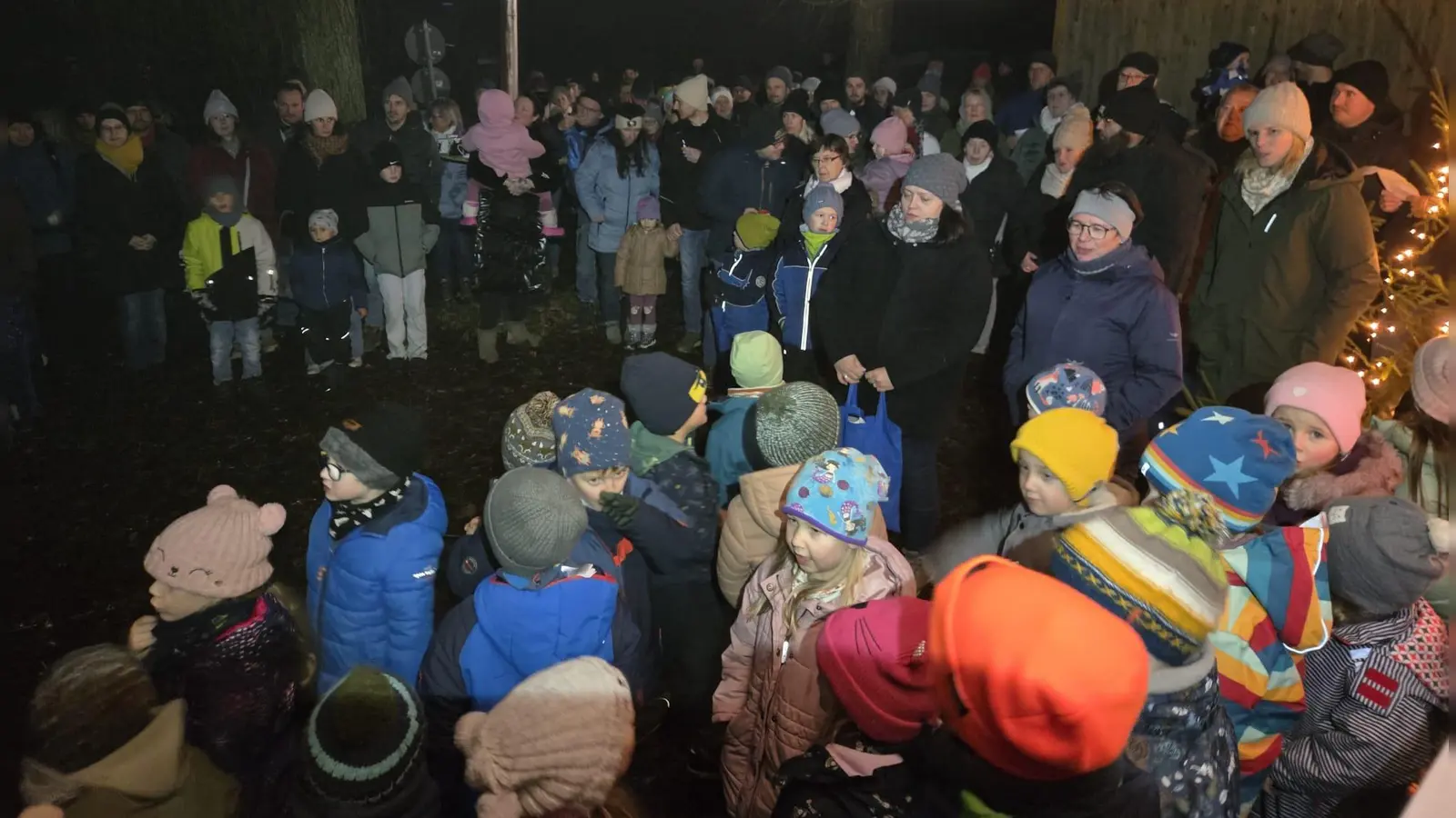 Mit einer besinnlichen und stimmungsvollen Waldweihnacht stimmte der OWV Tännsesberg die zahlreichen Besucher auf das Weihnachtsfest ein (Bild: Thomas Bartmann)