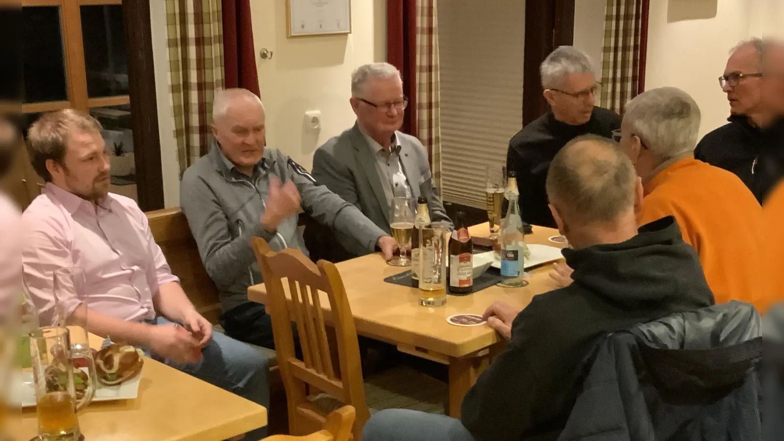 Rede und Antwort zu vielen Themen der Kommunalpolitik standen die Kandidaten der FWG Vorbach, darunter auch Bürgermeisterkandidat Florian Plößner (links), bei einem Bürgergespräch im Dorfladen.  (Bild: Dominik Eckert)