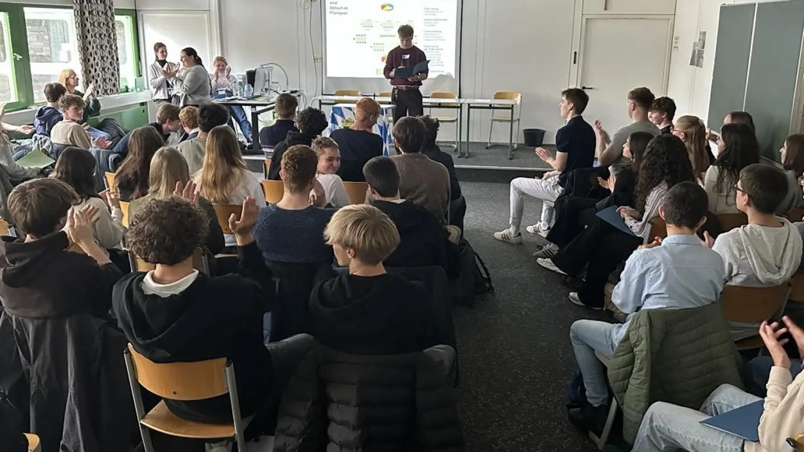 Der Mehrzweckraum des Gregor-Mendel-Gymnasiums wurde für das Planspiel „Der Landtag sind wir!” kurzerhand zum Plenarsaal umfunktioniert. (Bild: Christiane Preitschaft)