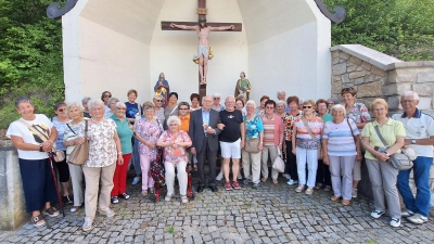 Die Pfarrei-Senioren bei der Wallfahrtskirche Maria Hilf von Neumarkt. In der Mitte: Pfarrer Andreas Hanauer und Vorsitzender Alfred Wulfänger (Bild: Alfred Wulfänger)