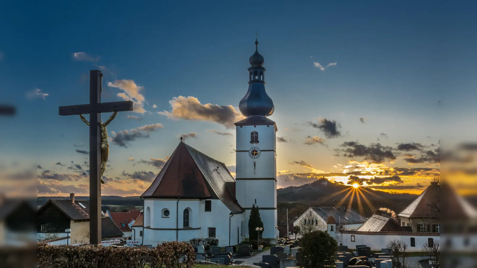 Den „Sonnenuntergang in Kastl“ hat Fotograf Norbert Vetter für das Kalenderblatt im Januar des Heimatkalenders der Fotofreunde festgehalten.Bild: Norbert Vetter  (Bild: mor)