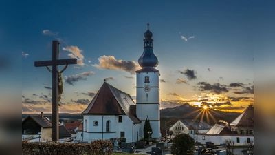 Den „Sonnenuntergang in Kastl“ hat Fotograf Norbert Vetter für das Kalenderblatt im Januar des Heimatkalenders der Fotofreunde festgehalten.Bild: Norbert Vetter  (Bild: mor)