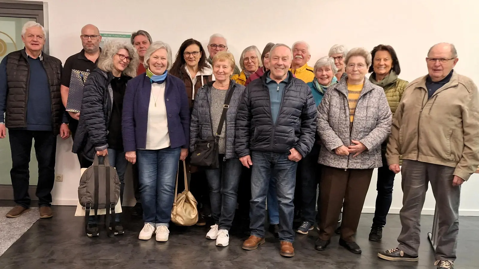 Der VdK Ortsverband Kirchenthumbach bot eine Besichtigung des St. Michaels-Werks in Grafenwöhr an. Die Gruppe wurde durch Geschäftsführer Tassilo Heimberg (2. von links) durch die staatliche Berufsschule geführt. (Bild: Petra Lettner)