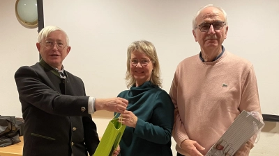 Zweiter Ortsvorsitzender Karl Meier bedankt sich mit je einer Flasche Wein. (Bild: Gerhard Steiner)